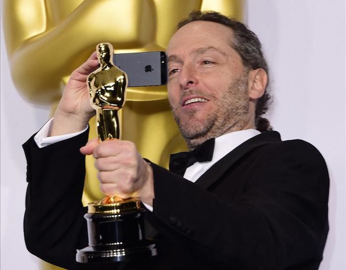 El Mexicano Emmanuel Lubezki Saca Una Foto De Su Óscar a La Mejor Fotografía Por birdman Tras La Ceremonia De Entrega De La Edición De Los Óscar En El Dolby Theatre De Hollywood California Foto Efe