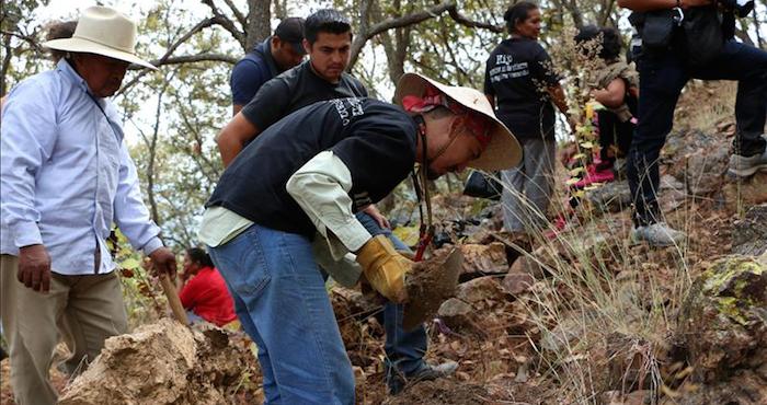 Integrantes del grupo Los Otros Desaparecidos de Iguala realizaron este 19 de enero de 2016, el hallazgo de restos humanos en dos fosas localizadas en los cerros aledaños a las comunidades Los Pericones y La Laguna, municipio de Teloloapan, región Norte de Guerrero, sur de México. Foto: EFE