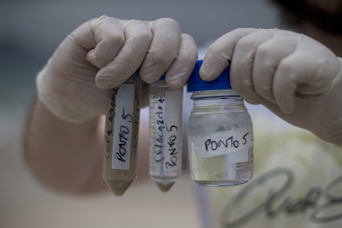 Rodrigo Staggemeier sostiene las muestras de agua recogidas en la playa de Copacabana en Río de Janeiro, Brasil. Foto: AP