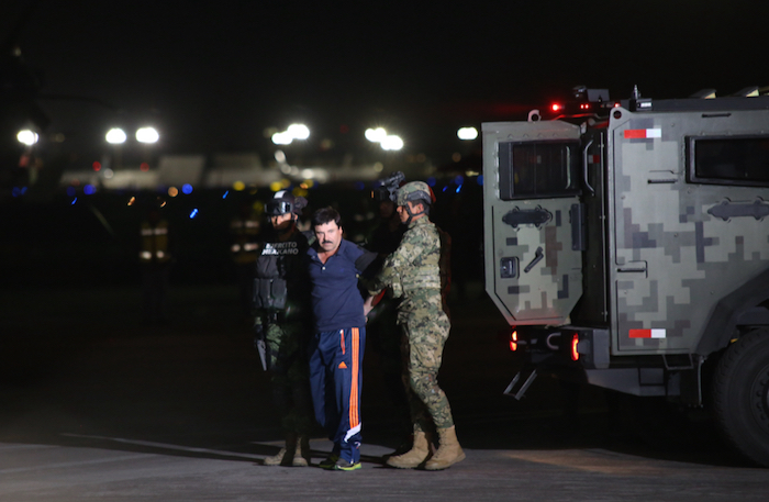 La noche de ayer viernes fue presentado en el hangar de la PGR, en el Aeropuerto de la Ciudad de México, Joaquín "El Chapo" Guzmán, quien fue recapturado esta mañana. Foto: Francisco Cañedo, SinEmbargo 