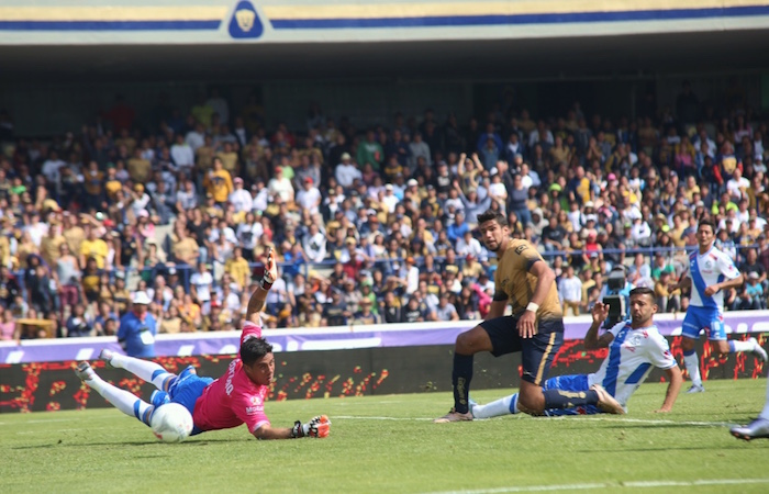 Arias salvó al final a los poblanos, luego de la expulsión del portero visitante. Foto: Francisco Cañedo, SinEmbargo