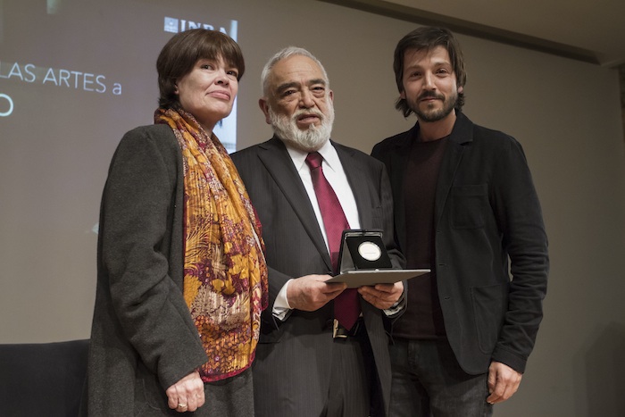 El escenógrafo Alejandro Luna Ledesma recibió la Medalla Bellas Artes. Estuvo acompañado de sus hijos María y Diego. Foto: Cuartoscuro