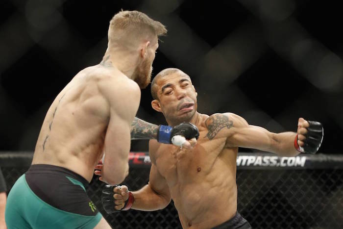 Conor McGregor necesitó apenas 13 segundos para vencer a Jose Aldo por el cinturón del peso pluma. Foto: AP