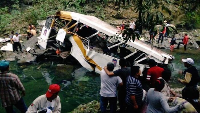 El autobús cayó de un puente dejando al menos 10 muertos. Foto: Vía Twitter @gilius_22