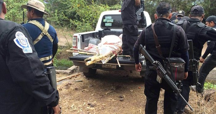 Agentes Ministeriales Durante El Traslado Del Cuerpo Del Profesor Joaquín Real Toledo Director De La Secundaria Técnica De Santana Del Águila En Un Cerro Foto El Sur