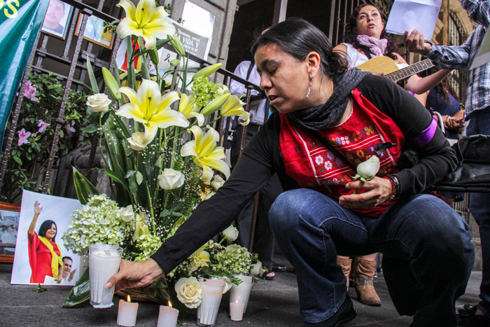 Integrantes De La Red Observatorio Por La Paridad Condenaron El Asesinato De Gisela Mota Ocampo Y Colocaron Una Ofrenda Con Su Fotografía Flores Veladoras Foto Cuartoscuro