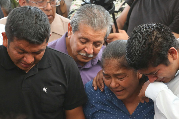 La Familia De La Alcaldesa Gisela Mota Durante La Ceremonia En El Panteón De Pueblo Viejo Foto Cuartoscuro