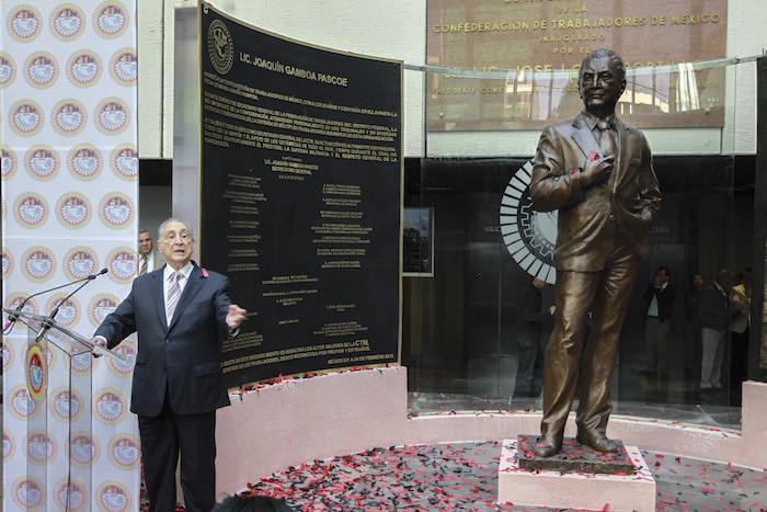 Gamboa Pascoe devela su propia estatua. Foto: Cuartoscuro