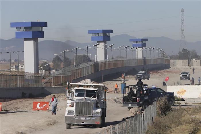 Los Soldados Piden a Los Ocupantes De Los Automóviles Que Se Identifiquen Y También Los Motivos De Su Presencia En La Zona Una Tanqueta Del Ejército Acompaña El Retén Y Otra Más Fue Ubicada Más Cerca Del Penal Foto Efe