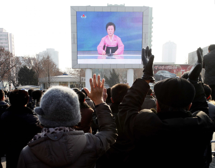 Norcoreanos Observan Un Noticiero En Una Pantalla Gigante En El Exterior De La Estación De Tren De Pyongyang En La Capital De Corea Del Norte Este De Enero De Foto Ap