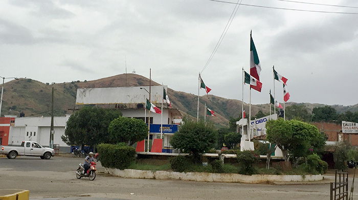 Glorieta de las banderas, en Arcelia, Guerrero, estado en que la cuarta parte de su población sufre hambre. Foto: SinEmbargo Humberto Padgett