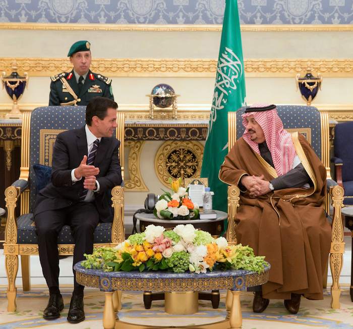 El Presidente mexicano, Enrique Peña Nieto, platica con Su Alteza Real el Príncipe Faisal bin Bandar, Gobernador de la Provincia de Riad, en su visita de Estado. Foto: Cuartoscuro.