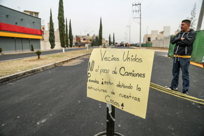 Vecinos de Ecatepec aseguraron que sus casas fueron dañadas por las obras para la llegada del Papa. Foto: Francisco Cañedo, SinEmbargoM