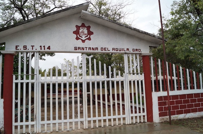 El lunes el director y cuatro maestros fueron secuestrados por hombres armados que los sacaron del plantel  Secundaria Técnica 114. Foto: El Sur 