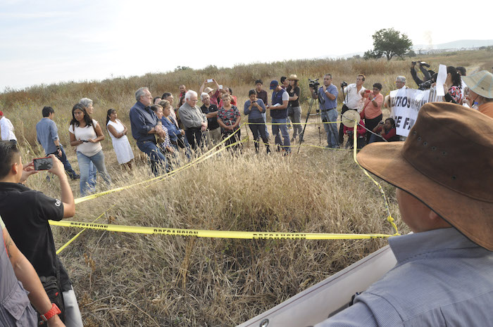 Víctimas De La Violencia Y Representantes De La Universidad Autónoma Del Estado De Morelos uaem El Obispo De Saltillo Raúl Vera López Visitaron Las Fosas Del Poblado De Tetelcingo En Diciembre Pasado Foto Cuartoscuro