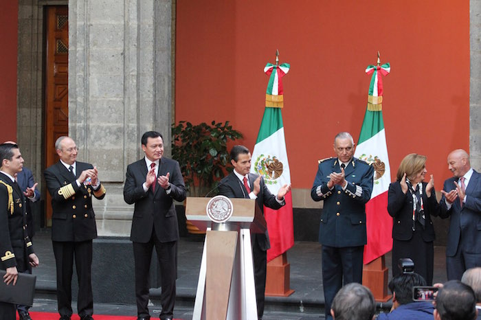 Sonriente, con un buen semblante, el Presidente apareció ante las cámaras rodeado de los secretarios de Gobernación y Defensa Nacional. Peña, Miguel Ángel Osorio Chong y Salvador Cienfuegos. Foto: Luis Barrón, SinEmbargo