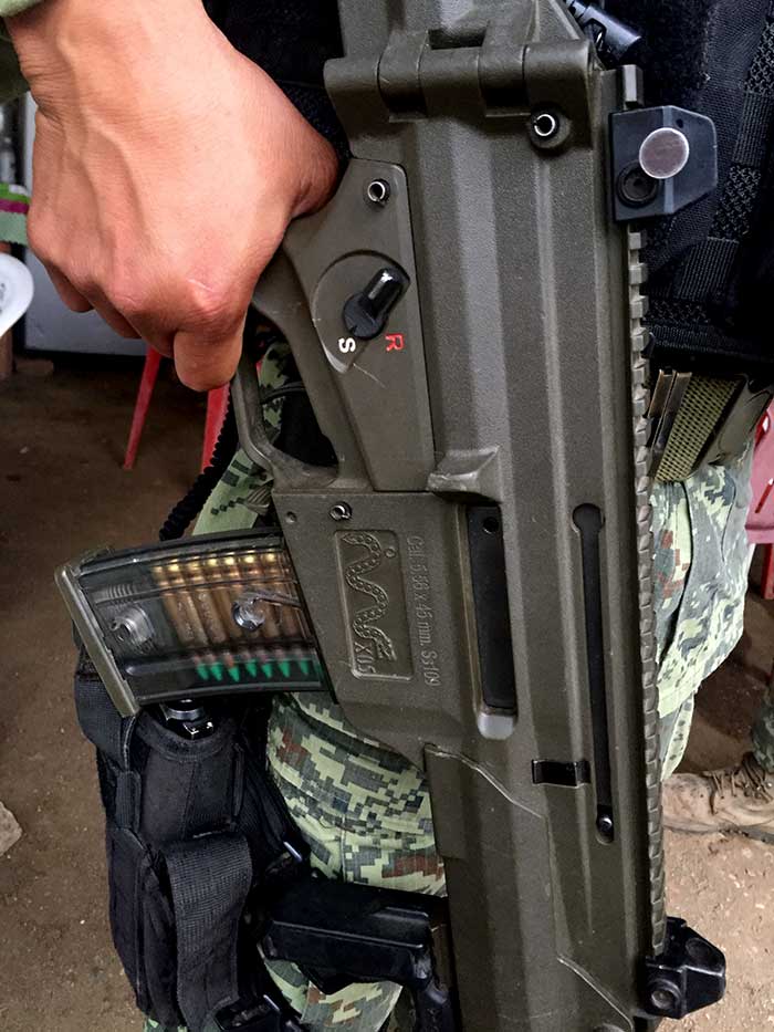 El fusil Xiuhcóatl fabricado por la SEDENA está en proceso de suplir al G-36. Foto: SinEmbargo Humberto Padgett 