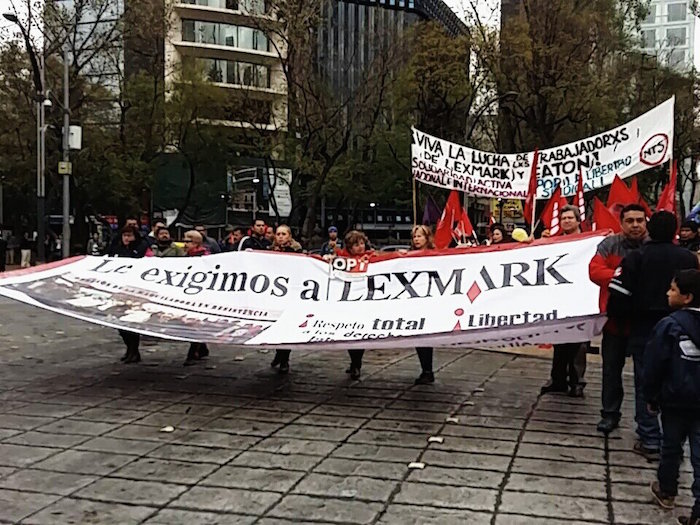 Activistas apoyaron la movilización de los trabajadores de Lexmark despedidos. Foto: @Coordinadora1DM 