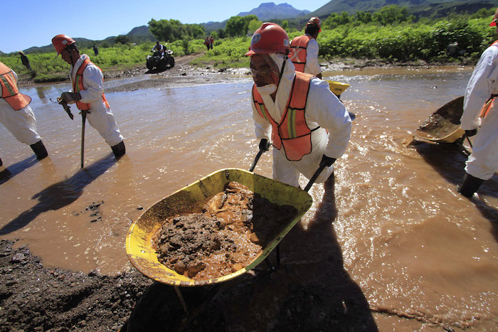 Cientos de trabajadores realizaron labores de limpieza en el Río Sonora, luego del derrame de agosto del 6 de agosto 2014. Foto: Cuartoscuro 