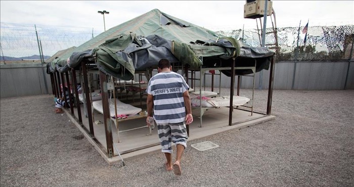 Magen Archivo De Un Inmigrante Irregular Pasa Las Horas En Una Instalación Habilitada En La Cárcel Del Condado De Maricopa Para Los Detenidos En Las Redadas Contra Los Indocumentados Que Lleva El Alguacil Del Condado De Maricopa Foto Efe