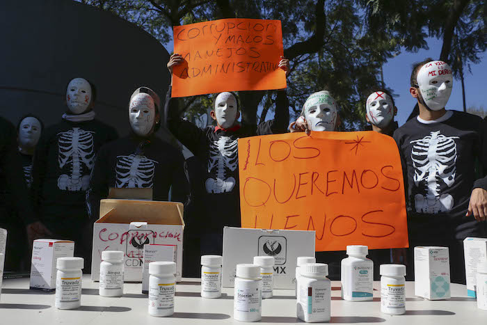 Manifestantes Con Vih sida Se Manifiestan En La Explanada Del Teatro Julio Prieto Foto Cuartoscuro