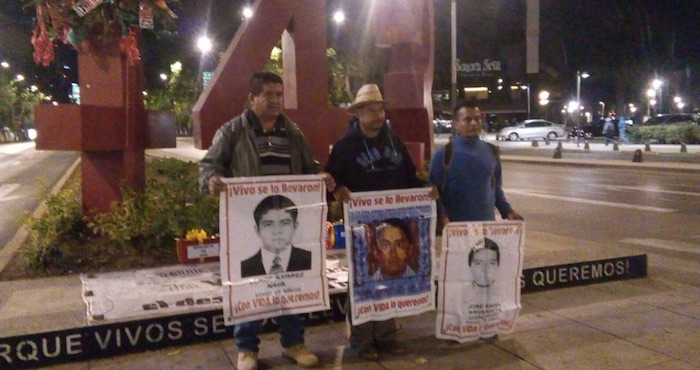 Padres De Los Normalistas Acudieron Al Anti monumento Este Día De Reyes Foto plantonxayotzi