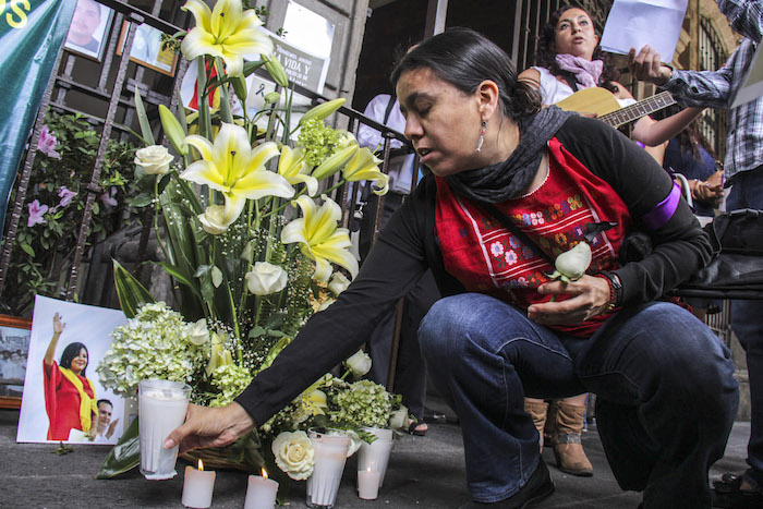 Ofrenda Colocada En Memoria De La Edil De Temixco Gisela Mota Ocampo Foto Cuartoscuro