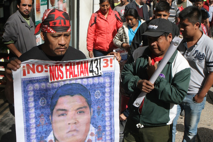 Los padres de los 43 normalistas desaparecidos en Iguala, Guerrero a su llegada a la PGR. Foto: valentina López, SinEmbargo