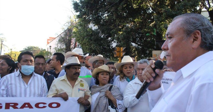 El Alcalde De Tlaquiltenango izq Con Cubre Bocas Tomó Este Día Las Instalaciones De La Policía Municipal Tras Encabezar Una Marcha En Contra Del Mando Único Foto Facebookarchivo