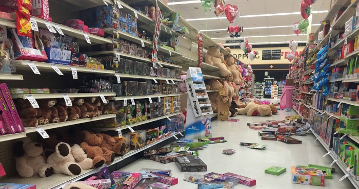 Juguetes Y Otros Artículos Tirados En Los Pasillos De Una Tienda Safeway Luego De Un Sismo De Magnitud Que Sacudió El Sur De Alaska Foto Ap