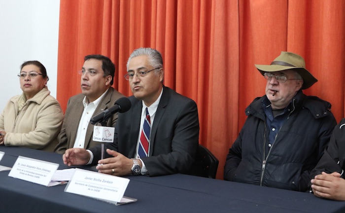 El Rector De La Uaem Jesús Alejandro Vera Jiménez Acompañado También Del Activista Javier Sicilia Durante La Conferencia De Prensa Ofrecida Hoy Foto Cencos