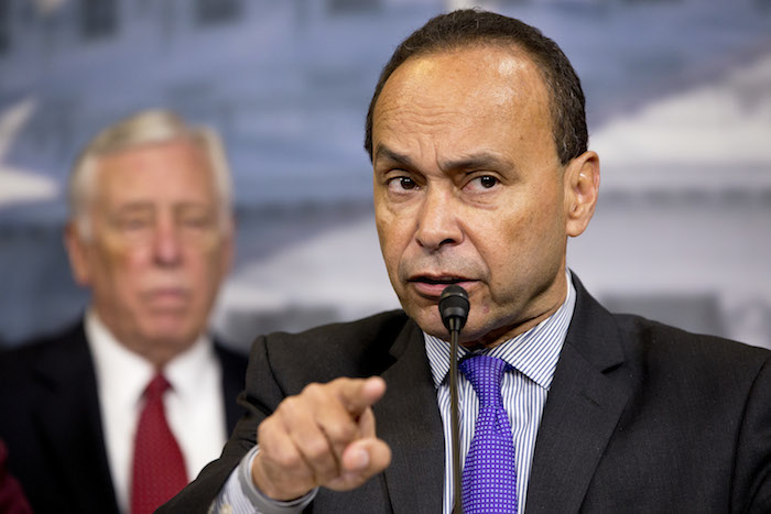 El Representante Luis Gutierrez Demócrata De Illinois Habla Durante Una Conferencia De Prensa Sobre Las Redadas De Inmigración Foto Ap