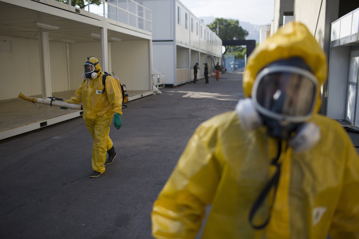 Trabajadores Sanitarios Rocían Insecticida En La Lucha Contra El Mosquito Causante De Zika En El Sambódromo De Río De Janeiro El De Enero Del Foto Ap