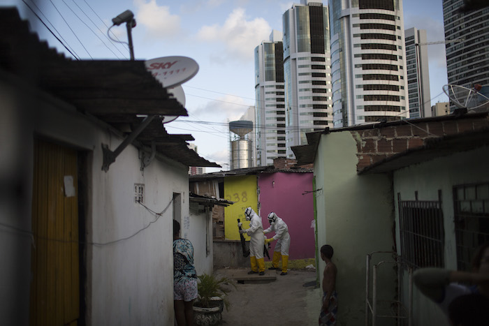 Trabajadores municipales fumigan el barrio Imbirbeira de Recife, Brasil, en la campaña contra el mosquito Aedes aegypti, transmisor del zika. Foto: AP.