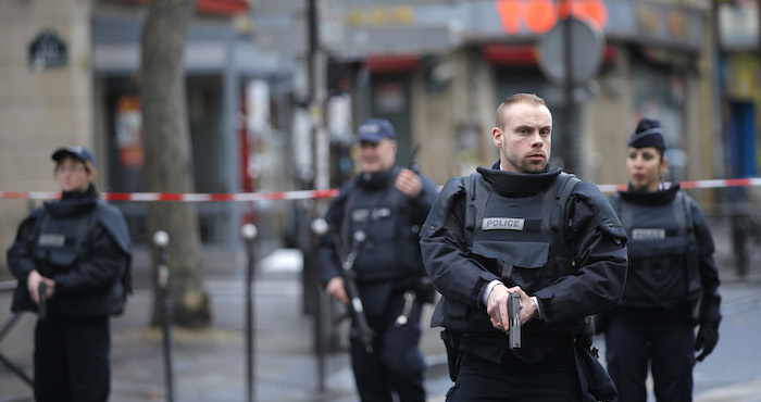 Agentes De Policía Aseguran El Perímetro Cerca Del Lugar Donde Murió Abatido Un Hombre Que Supuestamente Atacó Una Comisaría De Policía En París Este Día Foto Ap