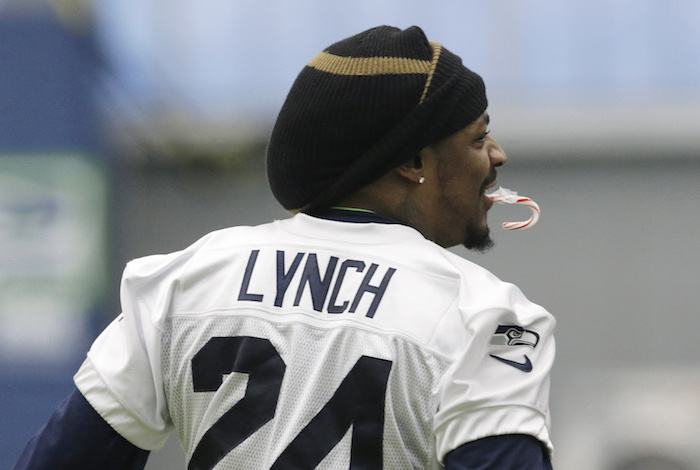 El estado de Marshawn Lynch tiene preocupados no sólo a los Seahawks, sino a sus rivales. Foto: AP