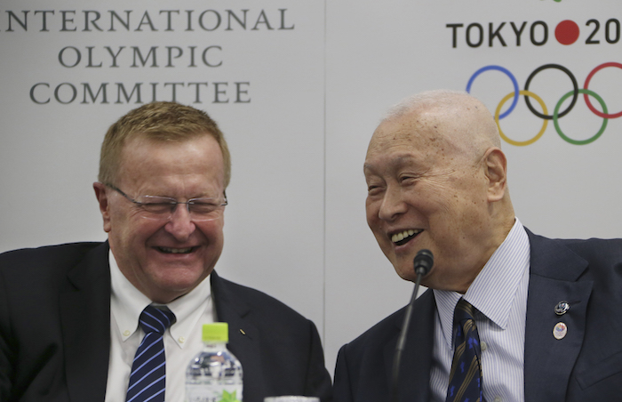 El Vicepresidente Del Coi John Coates izquierda Y El Presidente Del Comité Organizador De Los Juegos Olímpicos De En Tokio Yoshiro Mori En Una Conferencia De Prensa El Viernes De Enero Foto Ap