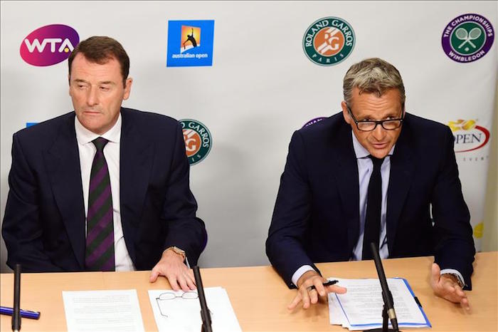 El Presidente De La Unidad De Integridad En El Tenis Philip Brook Escucha Al Presidente De La Asociación De Tenis Profesional Chris Kermode Durante Una Rueda De Prensa En El Marco Del Abierto De Tenis De Australia En Melbourne Foto Efe