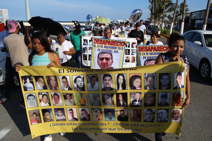  Familiares de desaparecidos marcharon del asta bandera al Zócalo de la ciudad para exigir a las autoridades el esclarecimiento de sus casos, en el marco del Día Internacional del Desaparecido. Foto: Cuartoscuro