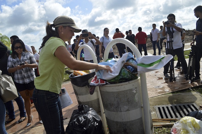 Ambientalistas retiraron las mantas, las colocaron en la basura y reclamaron  al PVEM porqué hasta ahora se realizaba esa acción. Foto: Cuartoscuro