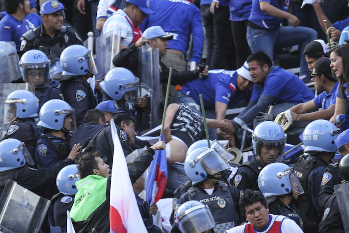 En cinco años los hechos violentos en el futbol nacional han continuado como si no existiera plan para detenerlo. Foto: Cuartoscuro