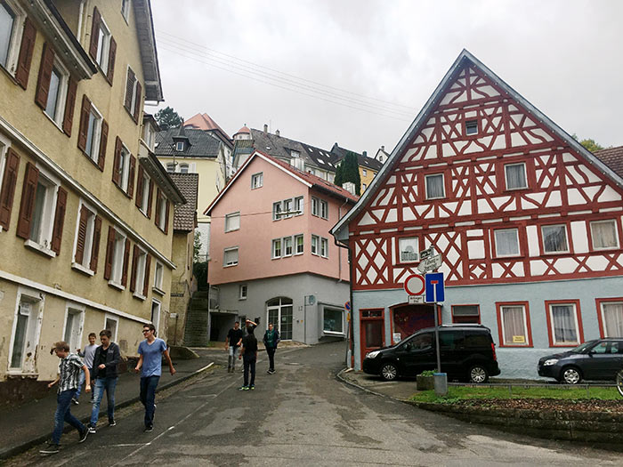 Jóvenes caminan por el centro de Oberndorf. En esta región de Europa existe la menor tasa de desempleo de la Unión Europea con  poco más del 4 por ciento