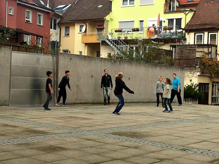 Muchachos de Oberdorf juegan en la plaza del pueblo