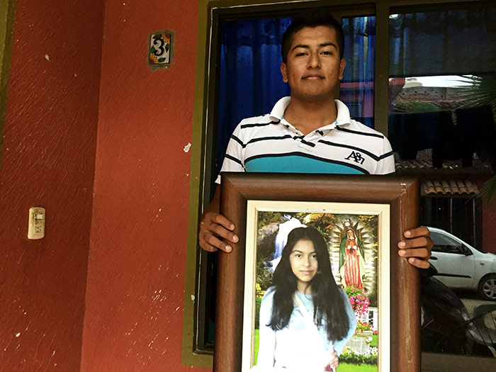 Omar carga el retrato de su hermana Érika, a quien identificó en la morgue de Tejupilco, Estado de México. Foto: SinEmbargo Humberto Padgett