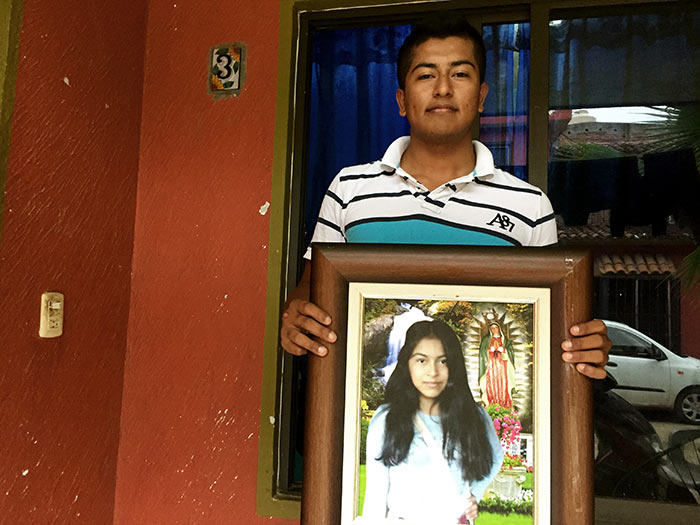 Omar carga el retrato de su hermana Érika, a quien identificó en la morgue de Tejupilco, Estado de México. Foto SinEmbargo Humberto Padgett