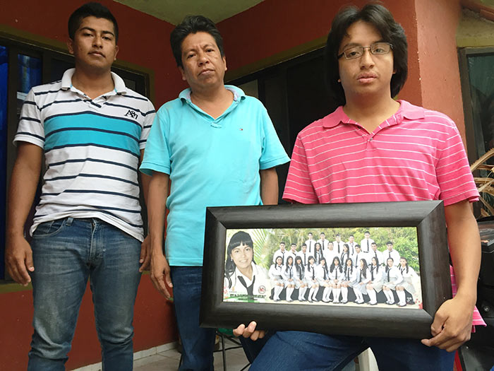 Padre y hermanos de Érika muestran la fotografía de generación de secundaria de la niña muerta antes de su graduación. Foto: SinEmbargo Humberto Padgett