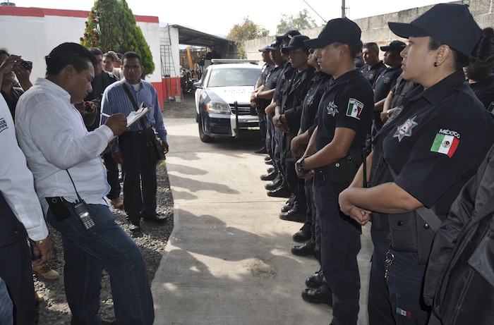 El Alcalde De Tlaquiltenango Morelos Enrique Alonso Plascencia Tomó Las Instalaciones De La Policía Municipal Que Hasta La Mañana De Este Lunes De Enero Eran Operadas Por La Comisión Estatal De Seguridad ces Foto Cuartoscuro