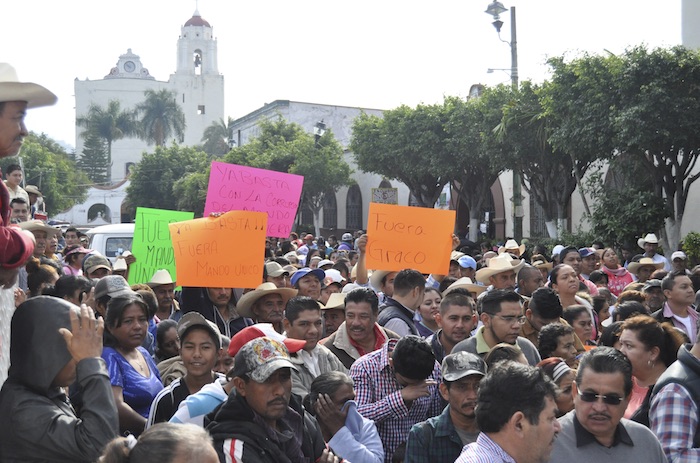 La Toma De Las Instalaciones De La Policía Municipal Ocurrió Luego De Que El Alcalde Encabezó Una Marcha De Habitantes De Ese Municipio Para Manifestarse En Contra De La Implementación Del Mando Único Foto Cuartoscuro