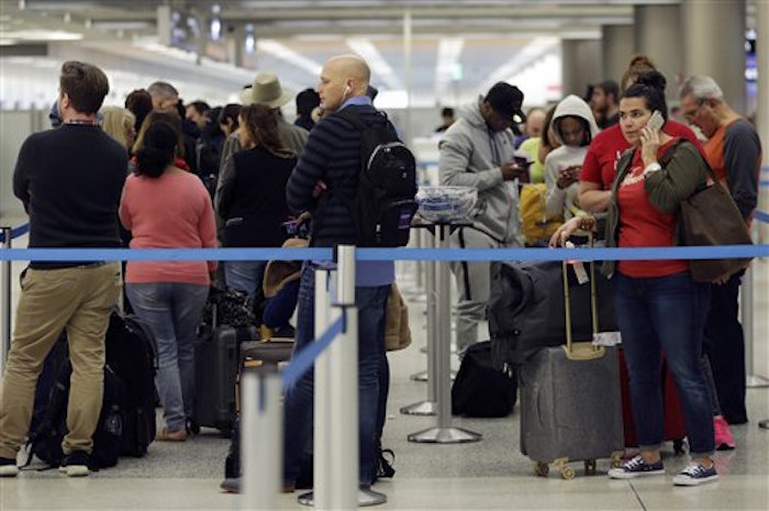 Unos Mil Vuelos Fueron Cancelados El Viernes Y El Sábado El Equivalente Al Por Ciento De Los Servicios De Las Aerolíneas Foto Ap