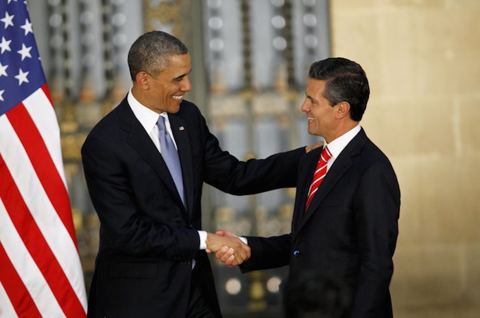 El Presidente De Estados Unidos Barack Obama Estrecha La Mano De Su Homólogo De México Enrique Peña Nieto En Una Rueda De Prensa Conjunta Foto Efearchivo